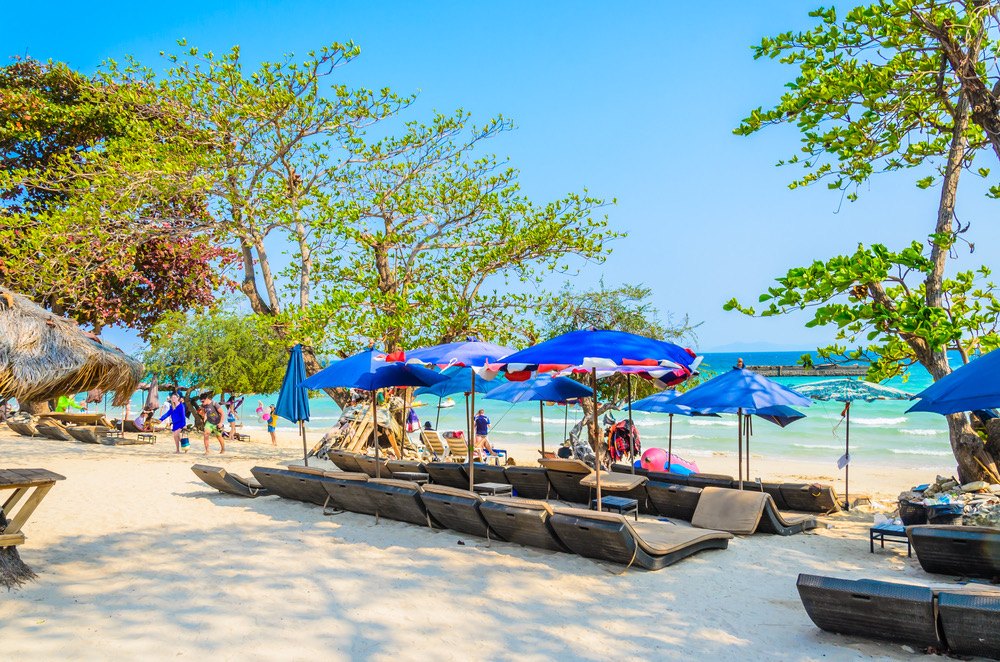 Jomtien Beach with sun loungers 500 metres away